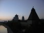 Вид вечером на Троицкий собор и Власьевскую башню с Ольгинского моста